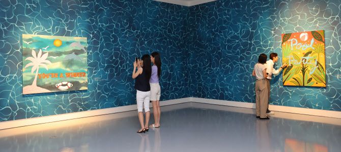 지난 1일 영종도 파라다이스시티 아트스페이스에서 열린 미국 팝아트 작가 조엘 메슬러의 국내 첫 개인전 파라다이스 파운드의 사전공개 행사에서 관람객들이 전시 작품을 관람하고 있다. (사진=연합뉴스)