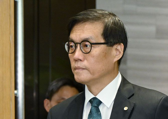 [사진공동취재단] 이창용 한국은행 총재가 지난 8월 28일 서울 중구 한국은행에서 열린 금융통화위원회에 참석하고 있다.