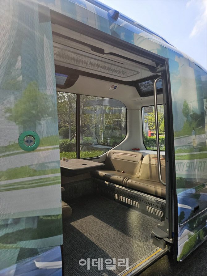 중국 베이징 고급 자율주행 시범구에서 운행 중인 무인버스 내부. 운전석이 따로 없다. (사진=이데일리 이명철 특파원)