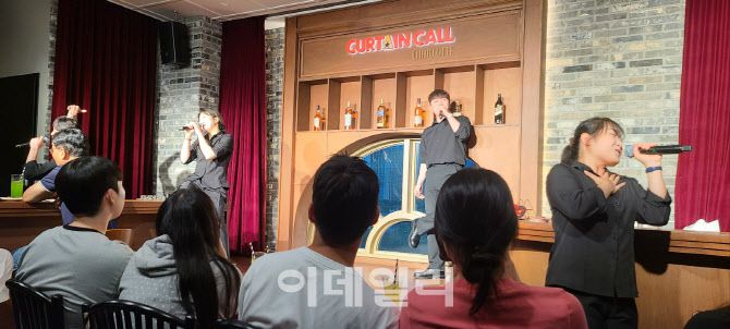 뮤지컬 ‘브로드웨이 42번가’를 테마로 한 샤롯데씨어터 뮤지컬펍 ‘커튼콜 인 샬롯’의 공연 장면(사진=김미경 기자).