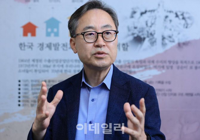 유성훈 금천구청장이 8일 이데일리와의 인터뷰에서 인공지능(AI) 융복합 클러스터 조성 혁신안에 대해 설명하고 있다. (사진=노진환 기자)