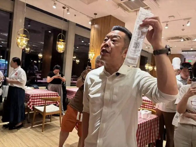 중국 인플루언서인 뤄융하오가 지난 10일 시베이 음식점에서 메뉴 가격과 맛 등에 대해 항의하고 있다. (사진=바이두)