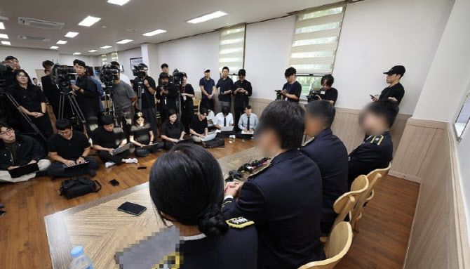 갯벌에 고립된 노인을 혼자 구하려다 숨진 고(故) 이재석 경사 팀원들인 인천해양경찰서 영흥파출소 직원들이 15일 오전 이 경사 발인을 앞두고 인천 동구의 한 장례식장에서 기자회견을 열고 해경 내부서 함구령이 있었다는 사실을 폭로했다. (사진=연합뉴스)