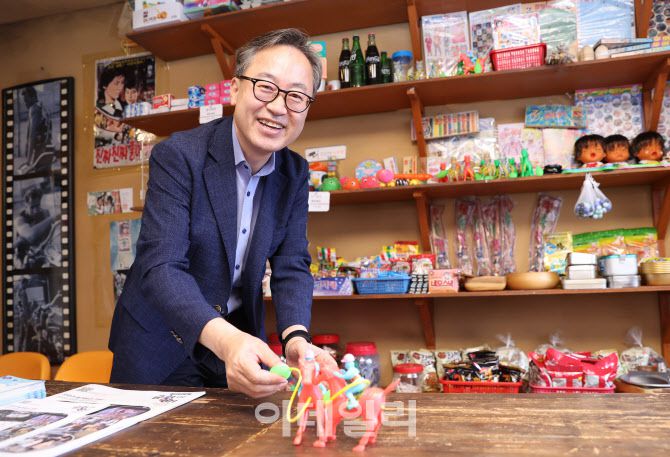유성훈 금천구청장이 1970~1980년대 구멍가게를 재현한 ‘가리봉상회’에서 포즈를 취하고 있다. (사진=노진환 기자)