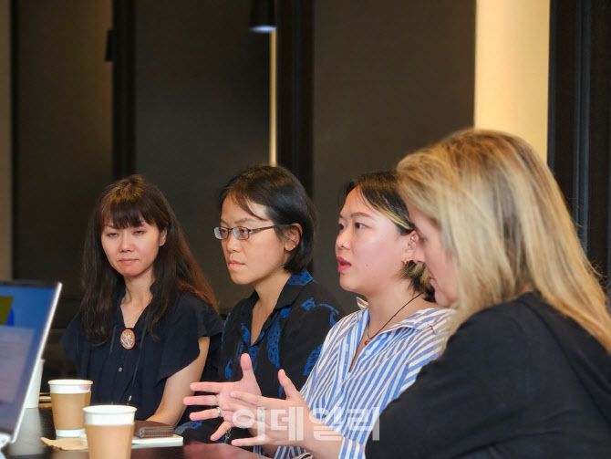 국외소재문화유산재단 ‘제4회 해외전문가 보존처리 교육 워크숍’에 참여한 보존처리 전문가 쿠스노키 쿄코(왼쪽부터, 대영박물관), 차이 신전(보스턴 미술관), 태미 홍(필라델피아 미술관), 제니퍼 페리(메트로폴리탄 미술관)이 지난 13일 서울 종로구 인사동 나인트리 호텔에서 인터뷰를 하고 있다. (사진=국외소재문화유산재단)