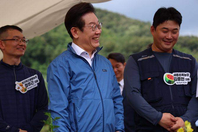 이재명 대통령이 16일 세종시 전동면 조일농원에서 청년 농업인 간담회 참석자와 대화하고 있다.(사진=연합뉴스)