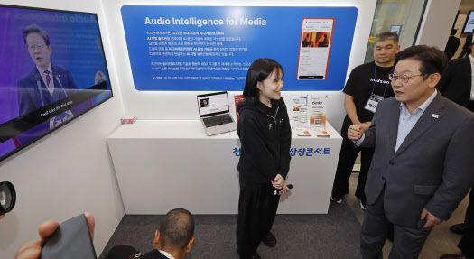 이재명 대통령이 17일 경기도 성남시 스타트업 스퀘어에서 AI 기술을 이용해 영어로 더빙된 취임식 영상을 관람하고 있다. (사진=연합뉴스)