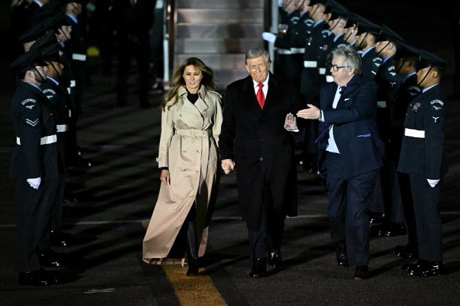 도널드 트럼프 미국 대통령 부부가 영국 국빈 방문 첫날인 16일(현지시간) 영국 런던 스탠스테드 공항에 도착했다.(사진=AFP)