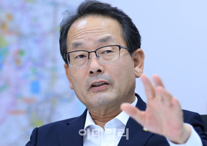 [이데일리 노진환 기자]강준현 더불어민주당 의원이 16일 서울 여의도 국회 의원회관에서 이데일리와 인터뷰를 하고 있다.