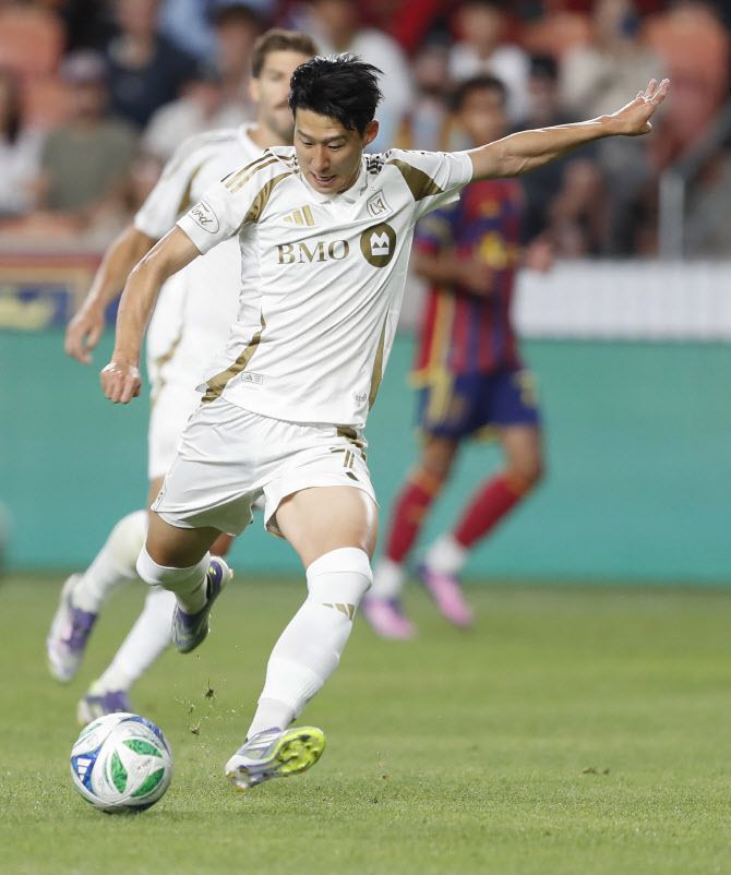 손흥민(LAFC)이 18일(한국시간) 미국 유타주 솔트레이크시티의 아메리카 퍼스트 필드에서 열린 MLS 솔트레이크전에서 슈팅하고 있다. 사진=AFPBB NEWS