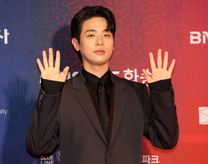 배우 박정민이 18일 오후 부산 해운대구 시그니엘 부산에서 열린 ‘2025 부일영화상’ 레드카펫 행사에 참석해 포즈를 취하고 있다.(사진=뉴스1)