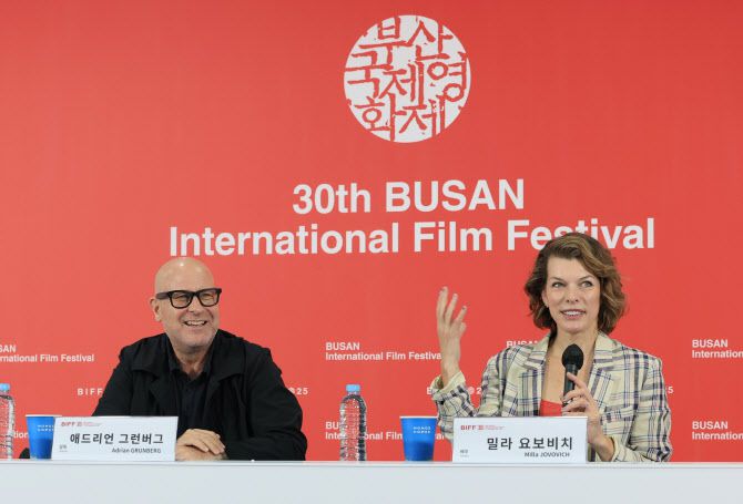 애드리언 그런버그 감독과 밀라 요보비치(오른쪽)가 18일 부산 해운대구 영화의전당에서 열린 제30회 부산국제영화제(BIFF) ‘프로텍터’ 기자간담회에 참석해 취재진 질문에 답하고 있다.(사진=뉴스1)
