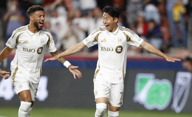 손흥민(LAFC)이 18일(한국시간) 미국 유타주 솔트레이크시티의 아메리카 퍼스트 필드에서 열린 MLS 솔트레이크전에서 득점 후 기뻐하고 있다. 사진=AFPBB NEWS