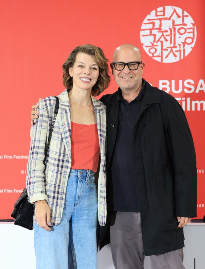 배우 밀라 요보비치와 애드리언 그런버그 감독(오른쪽)이 18일 부산 해운대구 영화의전당에서 열린 제30회 부산국제영화제(BIFF) ‘프로텍터’ 기자간담회에 참석해 포즈를 취하고 있다.(사진=뉴스1)