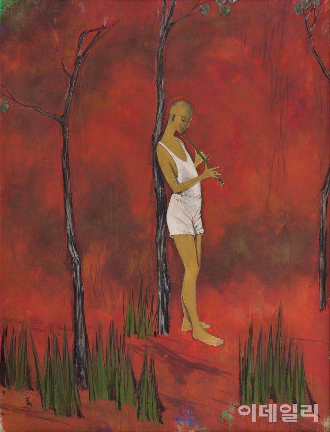 박노수의 ‘소년’(1968). 비쩍 마른 나무에 기대어 서서 피리를 불고 있는 소년의 모습을 담아냈다. 눈을 지그시 감고 긴 손가락을 움직이는 섬세한 묘사가 현실감을 높이지만 소년을 둘러싼 공간은 초현실적이다. 붉은색으로 배경을 채우고 짙은 녹색의 풀들을 배치해 강렬한 색채 대비를 의도했다. 종이에 색, 144.5×108㎝. 국립현대미술관(이건희컬렉션) 소장.