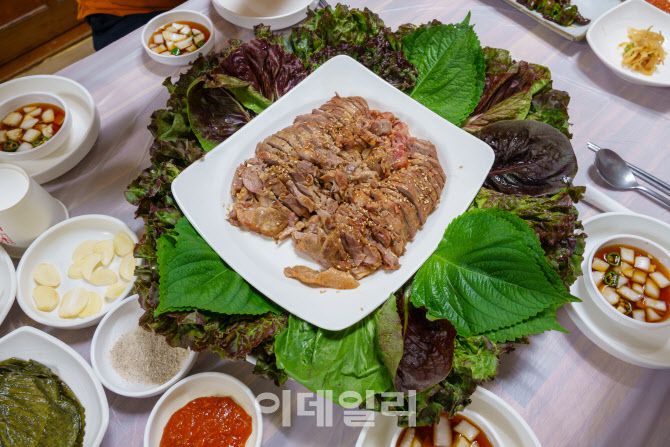 제천의 맛집 중 하나인 새터오리촌의 오리수육