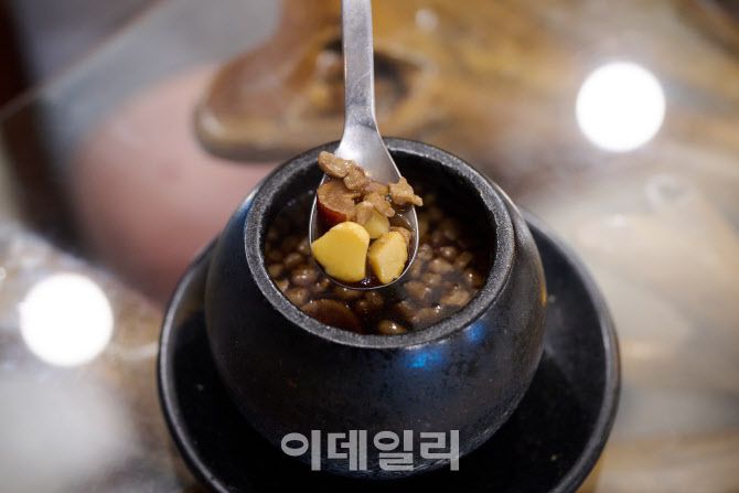 충북 제천의 의림지가스트로 투어 코스 중 하나인 카페 다원애의 쌍화차