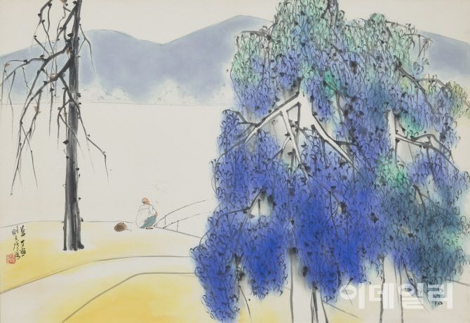 박노수의 ‘조어’(1982). 전통을 놓지 않되 고루하지 않은 그림. 현대적인 감각으로 한국화를 표현했다는 평가가 따르는 화백의 무기는 수묵에 스미듯 녹여낸 색에 있다. 섬세한 필선 사이에 즐겨 사용한 맑은 군청색을 선염(화면에 물을 칠하고 마르기 전 물감을 얹는 기법)으로 얹어 몽롱하고 침중한 맛을 냈다. 작품 속에 등 보인 노인은 오히려 몸을 가장 작게 만든 채 고즈넉하게 낚싯대를 드리우고 있다. 1980년대 화백의 감각적인 산수 양식을 보여주는 대표작이다. 종이에 먹·색, 99.5×143.5㎝. 국립현대미술관(이건희컬렉션) 소장.