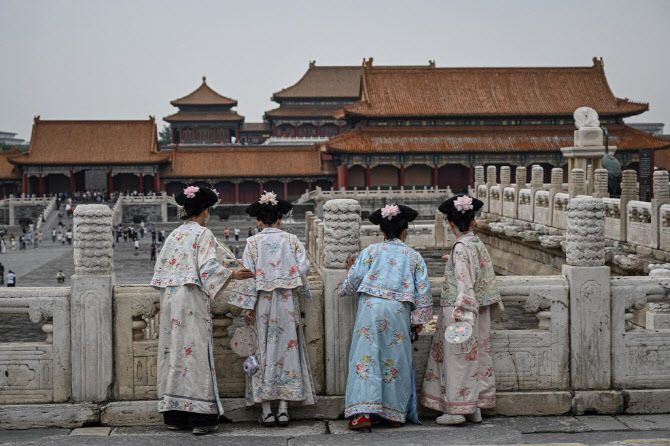 중국 베이징 자금성에서 관광객들이 주변을 둘러보고 있다. (사진=AFP)