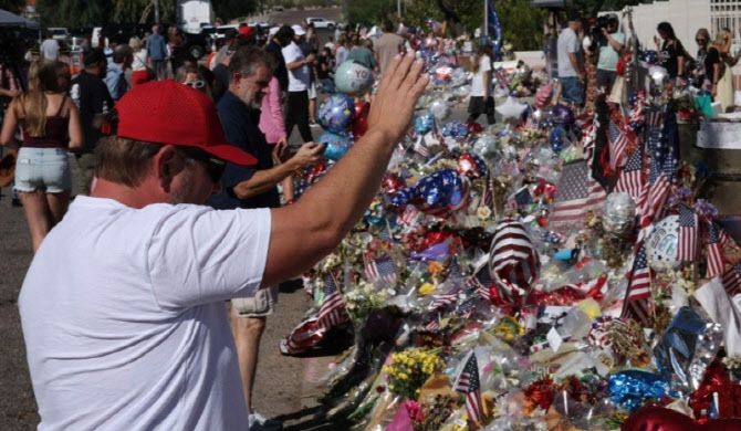 미 애리조나 피닉스의 터닝포인트 USA 본부 밖에서 찰리 커크를 추모하는 사람들.(사진=AFP 연합뉴스)