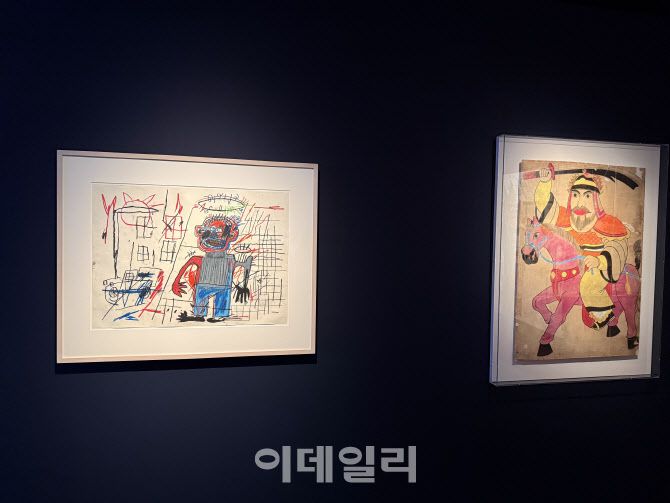 장 미셸 바스키아의 작품과 함께 전시된 작자 미상의 ‘최영 장군’(연도 미상, 오른쪽). (사진=장병호 기자)
