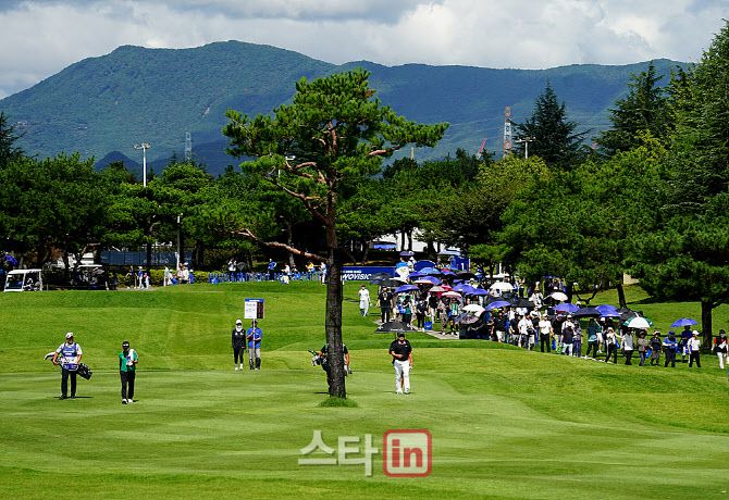 갤러리가 챔피언조를 따라 다니며 경기를 관전하고 있다. (사진=이데일리 골프in 김상민 기자)