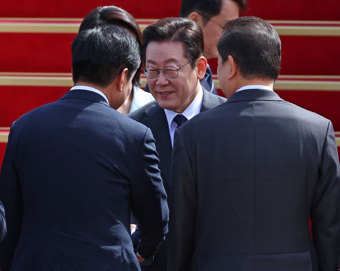 유엔총회 참석차 출국하는 이재명 대통령이 22일 성남 서울공항에서 환송 인사들과 악수하고 있다.(사진=연합뉴스)