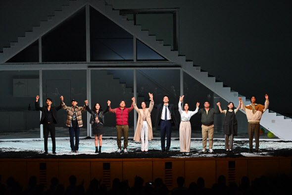 연극 ‘벚꽃동산’ 홍콩 공연에서 무대 인사를 하는 배우들의 모습(사진=LG아트센터).