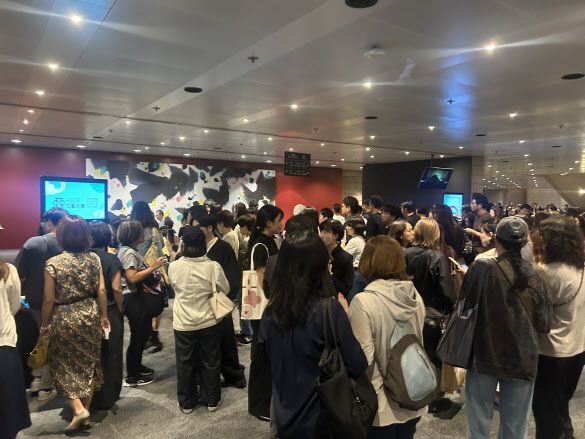 홍콩 문화센터 대극장 로비가 연극 ‘벚꽃동산’을 보려는 관객들로 가득차 있다(사진=이윤정 기자).