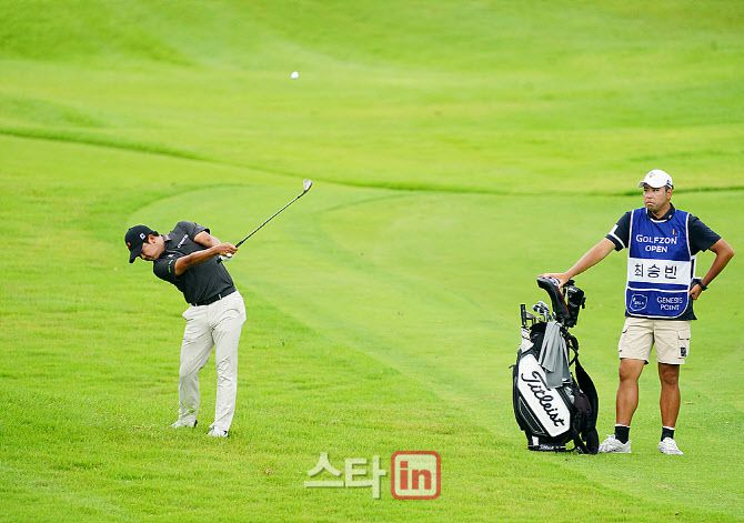 최승빈이 러프에서 공을 탈출시키고 있다. (사진=이데일리 골프in 김상민 기자)