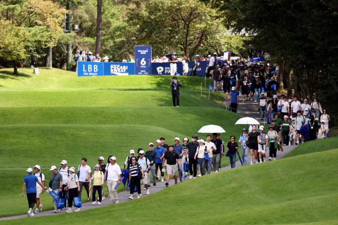 21일 경북 구미시 골프존카운티 선산에서 열린 KPGA 투어 골프존오픈을 찾은 갤러리가 잘 관리된 코스를 따라 이동하고 있다. (사진=KPGA)