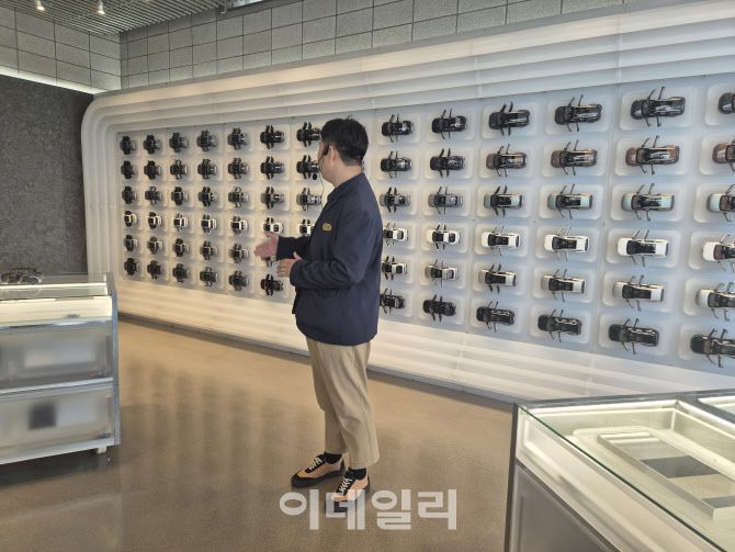 현대 모터스튜디오 서울 4층에 전시된 ‘다이캐스트 월’. (사진=이윤화 기자)