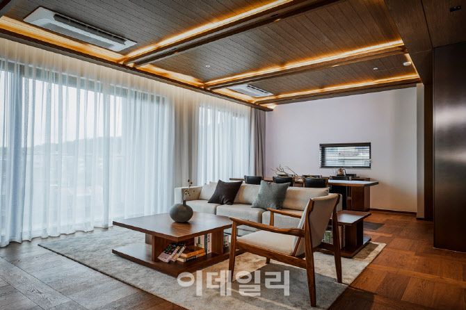 최상위 타입인 파인 스위트 거실 (사진=한화호텔앤드리조트)