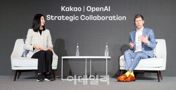 정신아 카카오 대표와 챗GPT 개발사 오픈AI의 샘 올트먼 최고경영자(CEO)가 지난 2월 4일 서울 중구 소공동 플라자호텔에서 열린 카카오 미디어데이에서 대담을 하고 있다.(사진=방인권 기자)