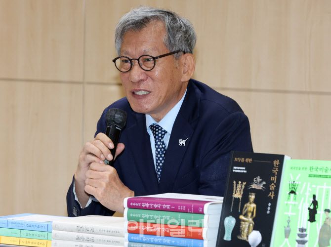 유홍준 국립중앙박물관장이 23일 서울 마포구 창비서교빌딩에서 열린 ‘모두를 위한 한국미술사’·‘외국인을 위한 한국 미술사’ 출간 기념 기자간담회에서 발언을 하고 있다. (사진=방인권 기자)