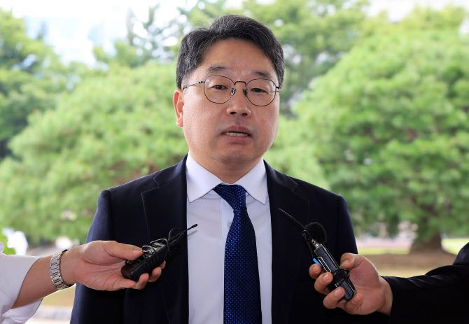 노만석 검찰총장 직무대행이 8일 오전 서울 서초구 대검찰청에 출근하며 취재진 질문에 답변하고 있다. (사진=뉴시스)