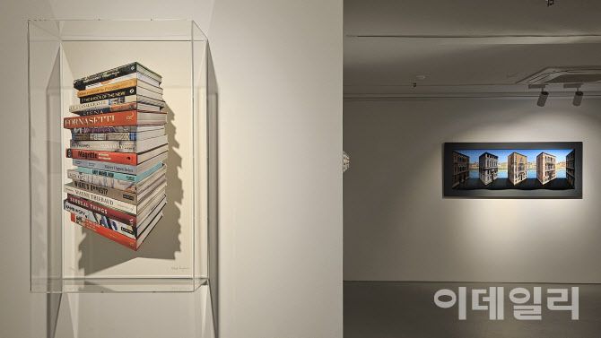 서울 용산구 소월로 박여숙화랑 ‘패트릭 휴즈 개인전’ 전경. 왼쪽에 패트릭 휴즈의 ‘서가’(Bookstack 2025, Ed.15/50, 76.3×46.2×22.4㎝)가 걸렸다. 뒤쪽으로 ‘가장한 팔라조’(Pretend Palazzo 2025, 70.3×172.7×20㎝, edition of 5+2APs)가 보인다(사진=오현주 문화전문기자).