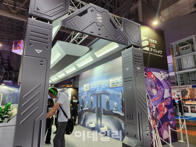 25일 일본 마쿠하리 멧세에서 열린 도쿄게임쇼 2025의 스마일 게이트 부스에서 관람객이 ‘카오스 제로 나이트메어’의 게임 시연을 하고 있다. (사진=안유리 기자)