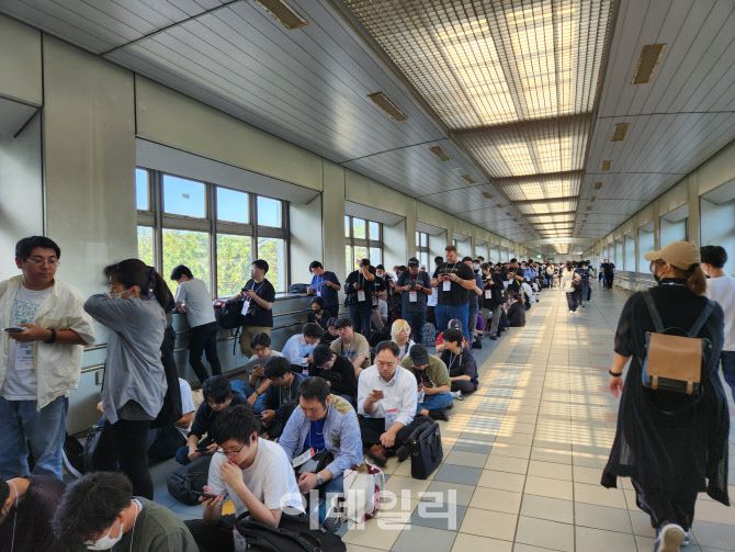 25일 일본 마쿠하리 멧세에서 열린 도쿄게임쇼 2025에 수많은 관람객들이 몰려 건물 바깥까지 줄을 섰다. (사진=안유리 기자)