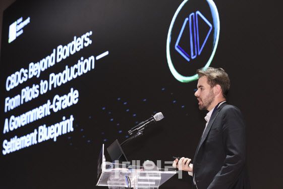 라이언 커클리 글로벌 세틀먼트 네트워크 공동설립자가 25일 서울 여의도 한국거래소에서 열린 STO 써밋 2025(SECURITY TOKEN OFFERING SUMMIT 2025)에서 ‘전세계 CBDC 트렌드와 전망’ 주제로 발표를 하고 있다. (사진=이데일리 이영훈 기자)