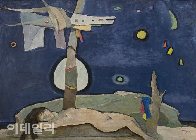 권옥연의 ‘달밤’(1990∼2000). 낮은 청회색을 기조로 달이 뜬 밤 풍경을 끌어냈다. 달, 새, 나무, 나체의 여인 등은 후기의 작가가 자주 풀어내던 소재로 모두 암시적이면서 상징적인 묘사를 입고 있다. 추상과 구상이 혼재한 화면도 이 시기의 특징이다. 초현실주의적이고 몽환적인 분위기 속에 나체의 여인은 구상으로, 나무나 새는 추상으로 표현했다. 캔버스에 유화 물감, 162×227.5㎝. 국립현대미술관 소장.