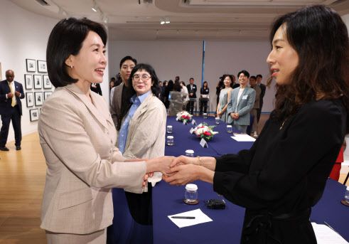 이재명 대통령과 미국을 방문 중인 김혜경 여사가 25일(현지시간) 뉴욕한국문화원에서 열린 차세대 예술가 간담회에서 사회자인 가수 이소은 씨와 인사하고 있다. (사진=연합뉴스)