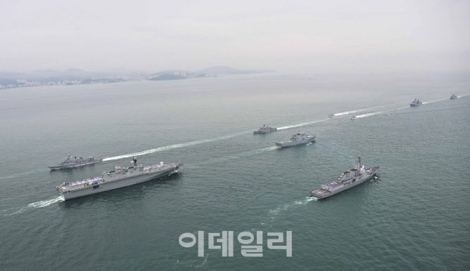 부산 인근 해상에서 개최된 ‘2025 대한민국해군 관함식’에서 해군 함정들이 해상사열을 하고 있다. (사진=해군)