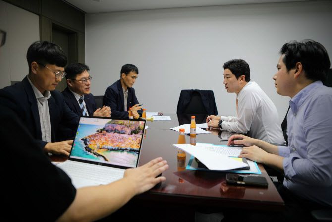 국회 문화체육관광위원회 소속 진종오 국민의힘 의원(비례대표)은 26일 국회의원회관에서 정책 라운드테이블 세 번째 간담회(웹툰 섹션)를 열고 K-웹툰 글로벌 경쟁력 강화를 위한 전략을 논의했다. (사진=진종오 의원실 제공).