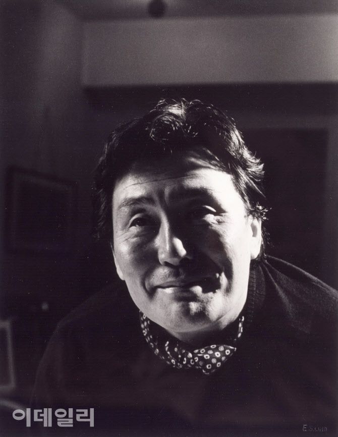 화가 권옥연. 사진작가 임응식(1912∼2001)이 촬영하고 ‘권옥연 인물’(1969)이란 제목을 달았다. 어두운 실내에서 역광을 이용해 지그시 미소 짓는 작가의 얼굴이 도드라지게 잡아냈다. 종이에 젤라틴실버프린트, 33×26㎝. 국립현대미술관 소장.