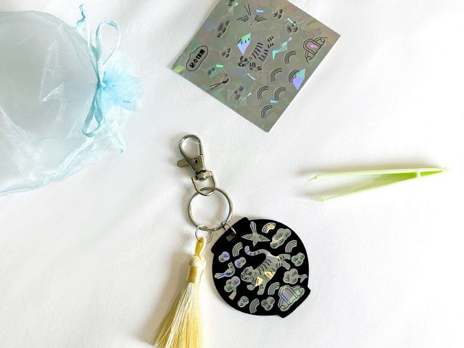 글래드 호텔앤리조트의 자개 스티커 DIY 키링 키트(호랑이&까치) 이미지