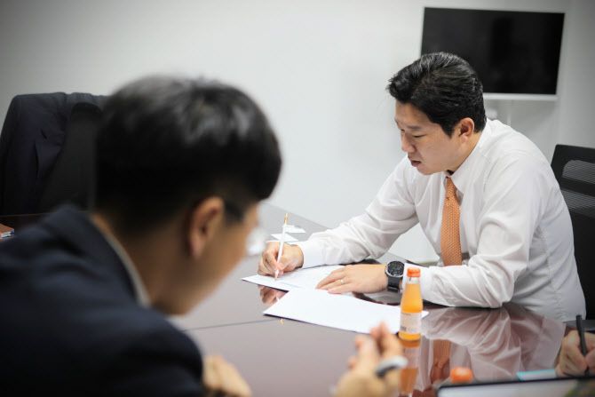 국회 문화체육관광위원회 소속 진종오 국민의힘 의원(비례대표)은 26일 국회의원회관에서 정책 라운드테이블 세 번째 간담회(웹툰 섹션)를 열고 K-웹툰 글로벌 경쟁력 강화를 위한 전략을 논의했다. (사진=진종오 의원실 제공).