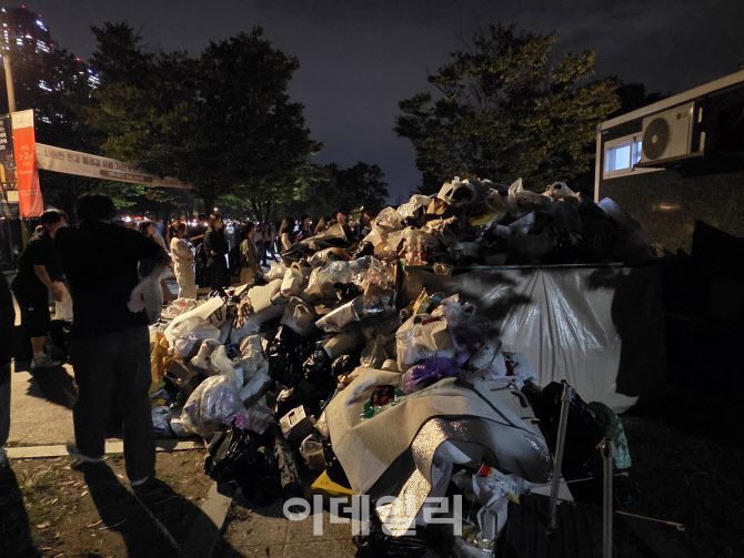 27일 오후 ‘서울세계불꽃축제 2025’가 끝난 서울 여의도 한강공원 한 켠에 쓰레기 더미가 성인 키보다 높게 쌓여있다. (사진=염정인 수습기자)