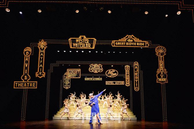 뮤지컬 ‘브로드웨이 42번가’의 공연 장면(사진=CJ ENM·샘컴퍼니·롯데컬처웍스).