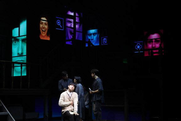 뮤지컬 ‘아몬드’ 프레스콜이 열린 30일 오후 서울 종로구 NOL 유니플렉스에서 출연 배우들이 하이라이트 장면 시연을 하고 있다(사진=뉴시스).